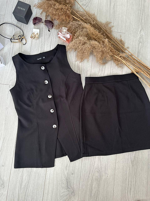Женский базовый костюм двойка: удлиненный жилет и мини юбка из плотной костюмки Черный, 42/44 Одесса - изображение 1
