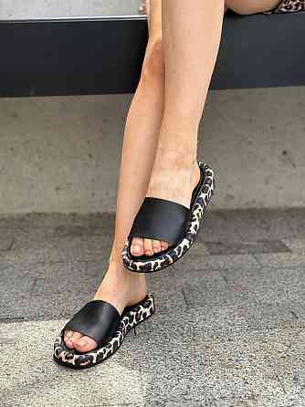 Roberto Netti Стильні жіночі шльопанці, натуральна шкіра, чорні на низькій леопардовій підошві Коломыя