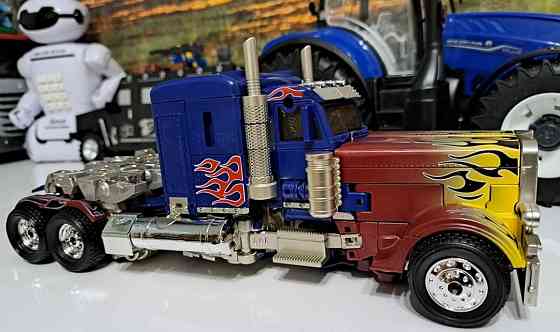 Трансформер Optimus Prime Висота трансформера 30 см Київ