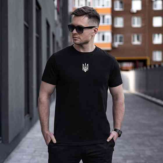 Футболка чоловіча однотонна чорна Pobedov Peremoga - наклейка Герб 4см біла Київ