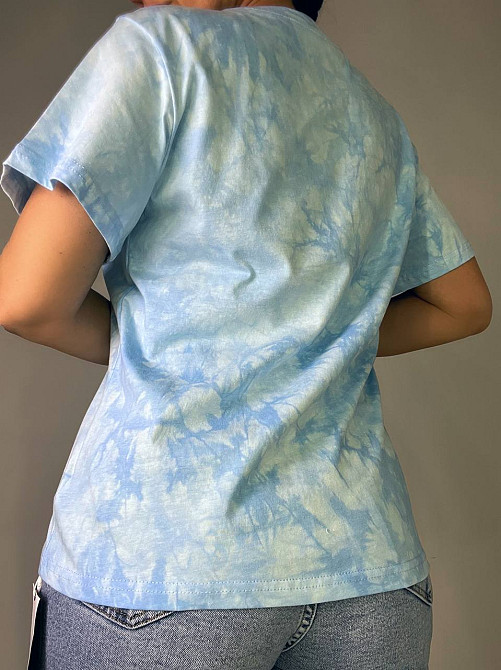 Футболка женская A-N 2539 вареная тай дай с вышивкой пчелкой one size голубая, голубой, one size Киев - изображение 4