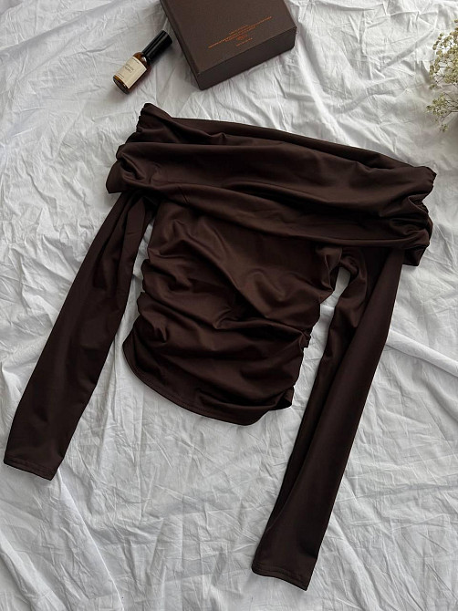 Женский лонгслив с открытыми плечами и изящной драпировкой вдоль плеч и боков турецкий микродайвинг Шоколад Одесса - изображение 7