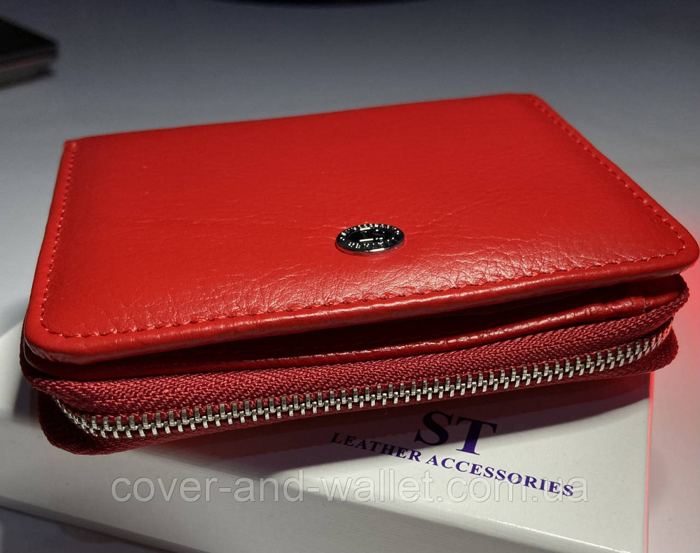 Шкіряний жіночий гаманець червоного кольору на магнітах і блискавці середнього розміру ST Leather 360 Київ - фото 1