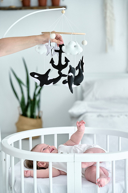 Дитячий чорно-білий мобіль на ліжечко для немовлят WooolyWool «Касатки» Київ - фото 1