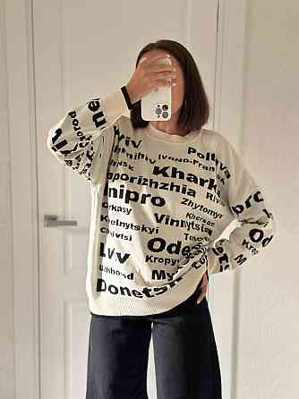 Жіночий стильний оверсайз светр з містами Одеса