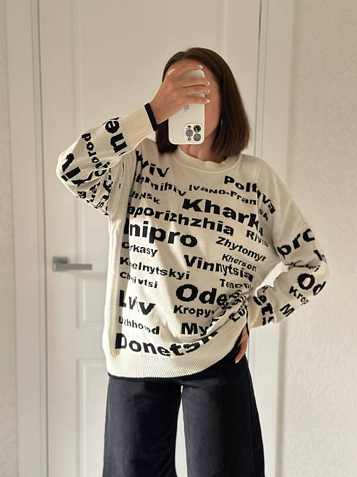 Жіночий стильний оверсайз светр з містами Одеса - фото 2