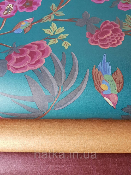 Шпалери флізелінові Decoprint екологічно чисті Daimon квіти листя гілки птиці рожеві сині на темно зеленому Київ - фото 2