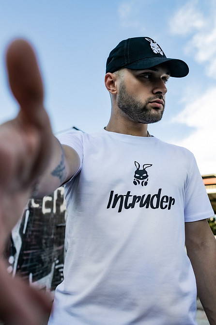 Чоловіча футболка Intruder Bunny бавовна c лого та написом класична однотонна Туреччина біла Одеса - фото 4