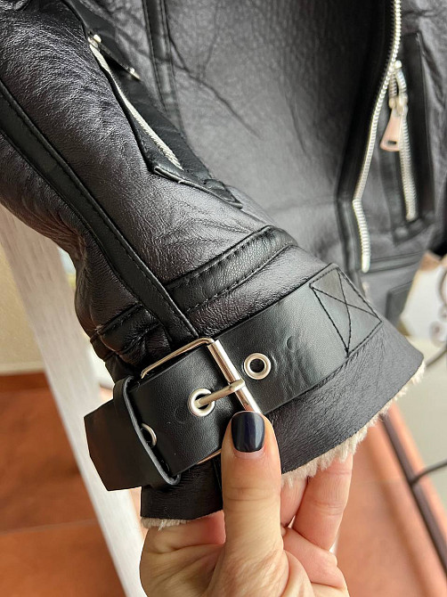 Дублянка жіноча Aftf Basic 243 середньої довжини з екошкіри на блискавці з хутром чорна, чорний, L Київ - фото 3