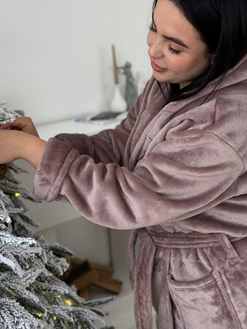 Жіночий теплий махровий халат plus size батал на запах з капюшоном з довгим рукавом і кишенями довгий для дому пудровий Одеса - фото 10