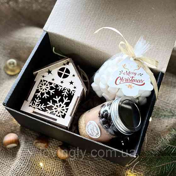 Новогодний подарок женщине с горячим шоколадом и деревянным домиком с подсветкой Ирпень