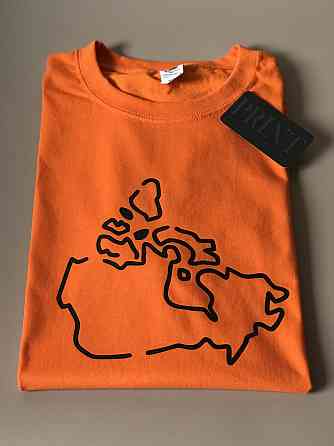 Женская\Мужская футболка 100% хлопок  с картой Канады (можно любой страны ) и надписью на рукаве Черновцы