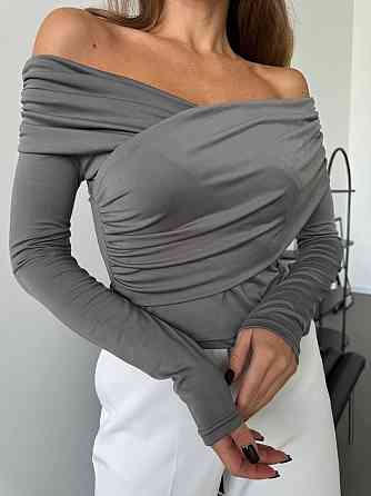 Жіночий романтичний лонгслів зі спущеними плечима трикотаж масло Графіт Одеса