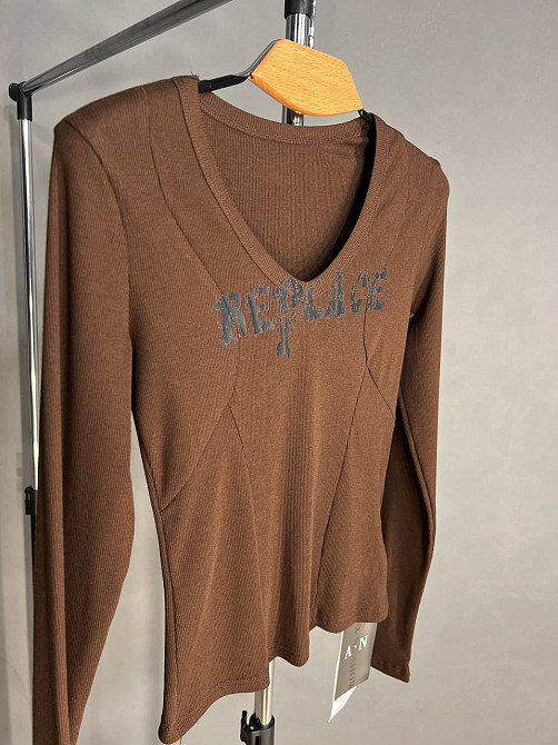 Лонгслів жіночий A-N 25079 рубчик реглан v-виріз з написом принт корсетні шви one size, коричневий, one size Київ - фото 14