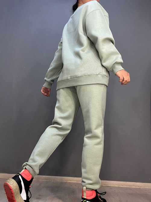 Костюм жіночий Pepper&mint 24-13-03 HUD подовжений світшот вишивка брюки джоггери на резинці утеплений фліс оливковий, оливковий, SM Київ - фото 10