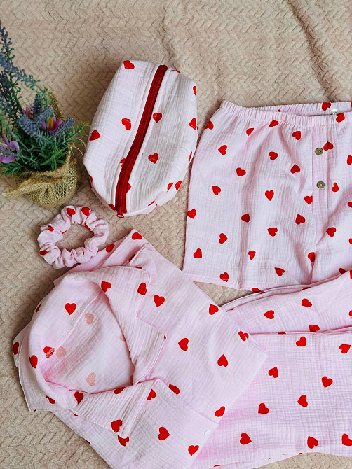 Подарочный бокс Женская муслиновая пижама (рубашка + штаны) мужские шорты-трусы, косметичка и резинка в подарок в красные сердечки 52, 50 Каменец-Подольский - изображение 3