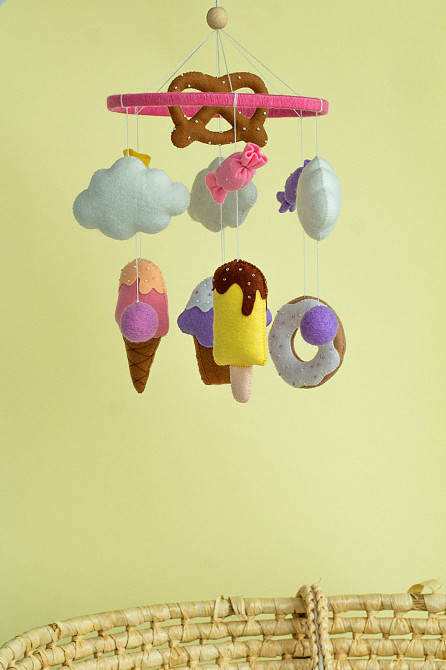 Дитячий мобіль на ліжечко для немовлят ручної роботи WooolyWool «Солодощі» Київ - фото 4