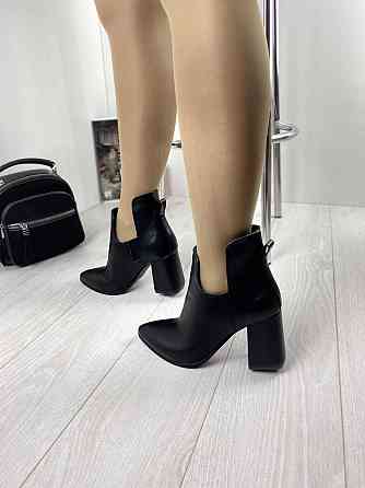 Nivelle Черевики жіночі NIVELLE чорні натуральна шкіра каблук 8см висота 11см 37р. (5600/8057-8 Коломыя