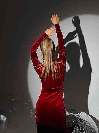 Женское нежное элегантное праздничное платье миди с разрезом королевский бархат Бордо Одесса