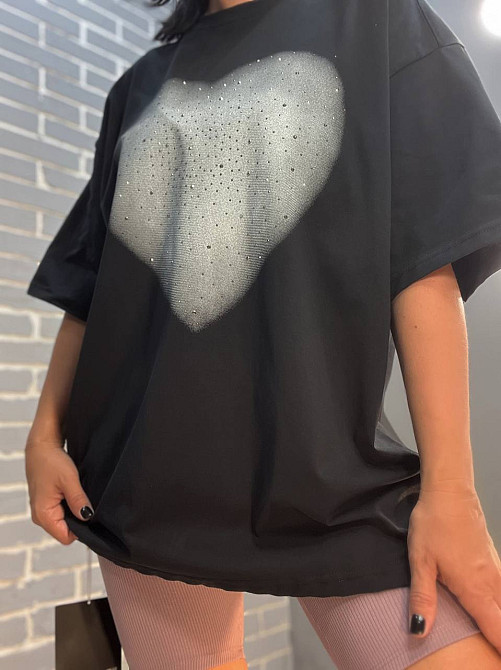 Футболка жіноча SHENG 6820 подовжена супер оверсайз велике серце каміння one size, чорний, one size Київ - фото 11
