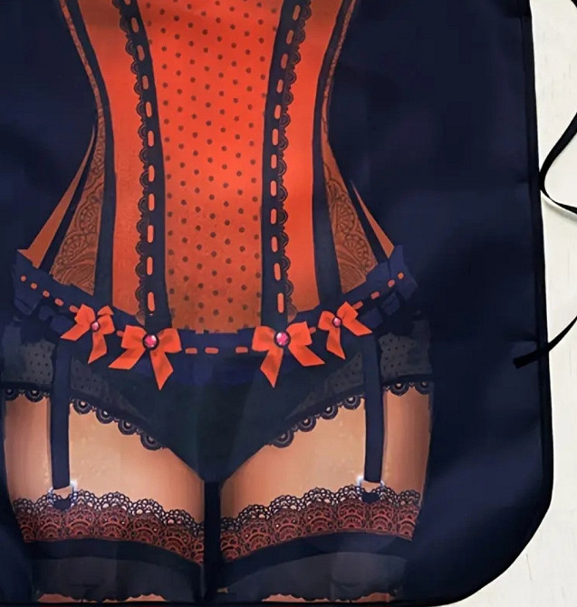 Фартух з приколом Дівчина в червоній білизні 75 на 60 см різнобарвний Київ - фото 2