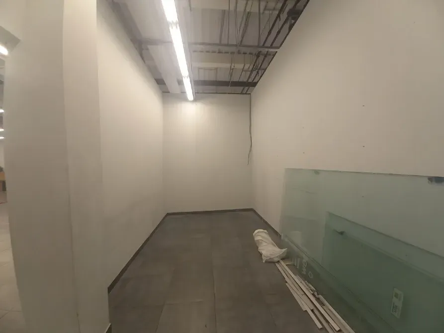 Магазин в ТЦ. Залишається все що на фото (є навіть все освітлення і колонки з музикою) канікули на заїзд і тд. Дніпро - фото 1