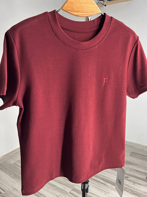 Футболка жіноча A-N 25197 вишивка літера F однотонна базова середня довжина one size, бордовий, one size Київ - фото 2