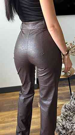 Женские прямые брюки из экокожи с тиснением под крокодила Шоколад, 44/46 Одесса