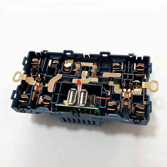 Універсальна розетка Delviz з кнопками живлення, індикаторами та USB-A – глобальна сумісність у вашій оселі (13А, 250V) + 2 USB (5V 1,5-2,1A) DZ-E4-11 Миколаїв