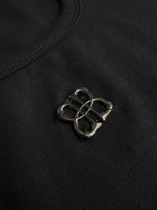 Майка женская A-N 25001 с широкими бретелями и металлическим значком буквы, черный, one size Киев - изображение 3