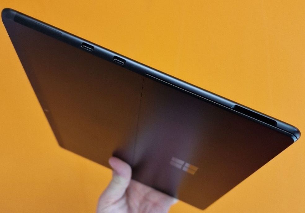 Планшет: Microsoft Surface Pro X 13