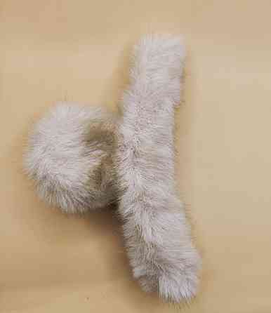 Шпилька крабік зі штучного хутра Молочний Смела