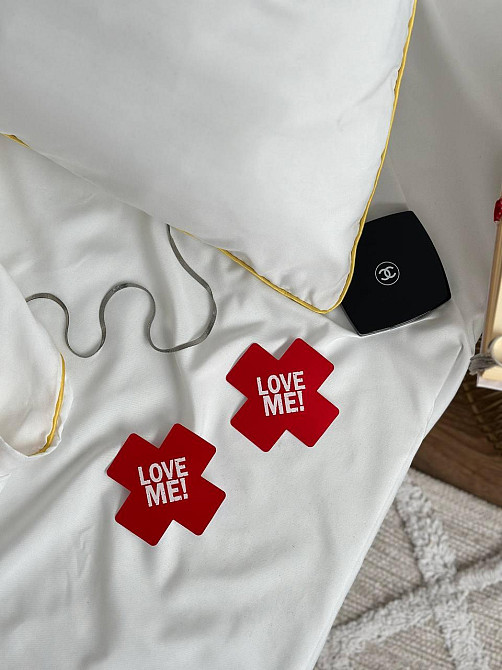 Накладка на груди стікіні Love me пестіси наклейка прикраса для сосків з написом червона Одеса - фото 2
