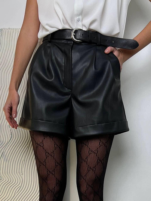 Женские базовые короткие шорты из экокожи Черный, 50/52 Одесса - изображение 1