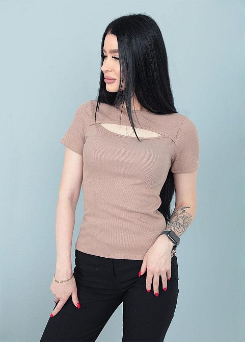 Футболка с вырезом 