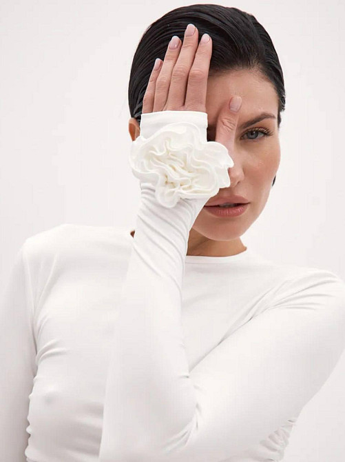 Женское облегающее праздничное мини платье с розами на рукавах микродайвинг Белый, 44/46 Одесса - изображение 2