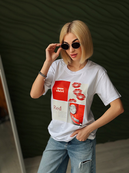 Женская футболка с акцентным принтом 