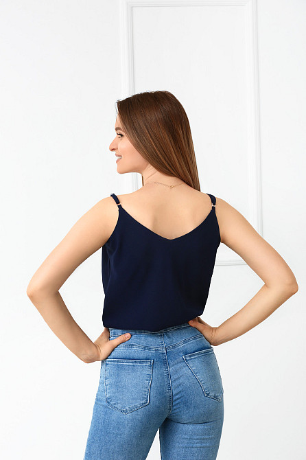 Летняя блузка на тонких бретельках 