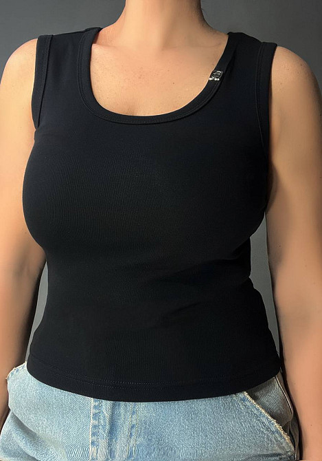 Майка женская A-N 25015 базовая трикотажная на широких бретелях с металлическим значком, черный, one size Киев - изображение 17