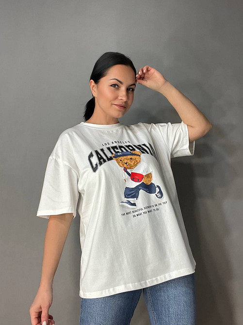Футболка жіноча 25125 A-N оверсайз подовжена вільний крій з принтом ведмедик напис CALIFORNIA one size, білий, one size Київ - фото 6