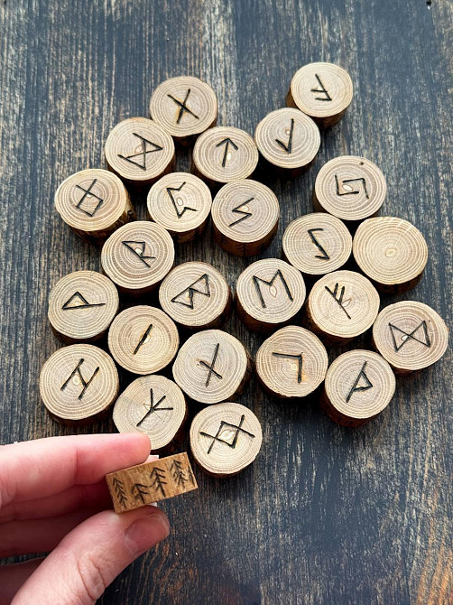 Скандинавские руны из ясеня ручной работы 