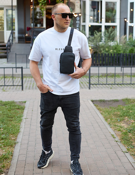 Мужская сумка-слинг через плечо 13х20х5, нагрудная бананка с узором для телефона, черная Каменское - изображение 5