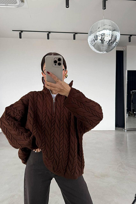 Жіночий класичний оверсайз светр із блискавкою машинне в'язання Шоколад Одеса - фото 2