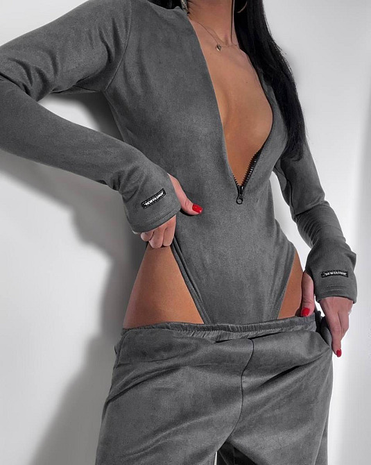 Женский стильный костюм двойка: боди и джоггеры замш на дайвинге Графит, 46/48 Одесса - изображение 4