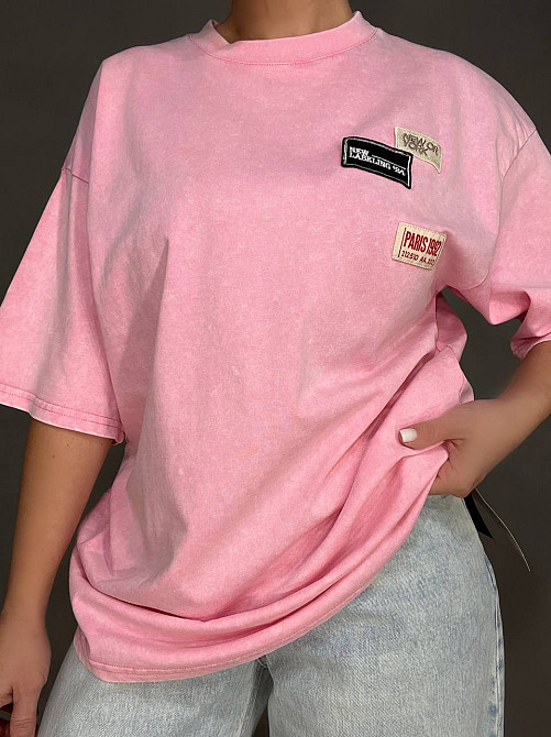 Футболка жіноча A-N 25012 подовжена оверсайз з нашивками патчами попереду one size, рожевий, one size Київ - фото 6