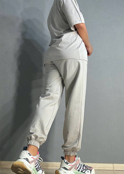 Костюм женский CAPPITONE 101213 футболка оверсайз и брюки джоггеры с надписью серый, серый, L Киев - изображение 4