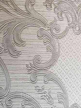 Шпалери вінілові на флізелін Grandeco Montana A45003 метрові вензелі сірі сріблом на ясно сірому під тканина Київ