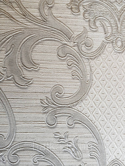 Шпалери вінілові на флізелін Grandeco Montana A45003 метрові вензелі сірі сріблом на ясно сірому під тканина Київ - фото 2