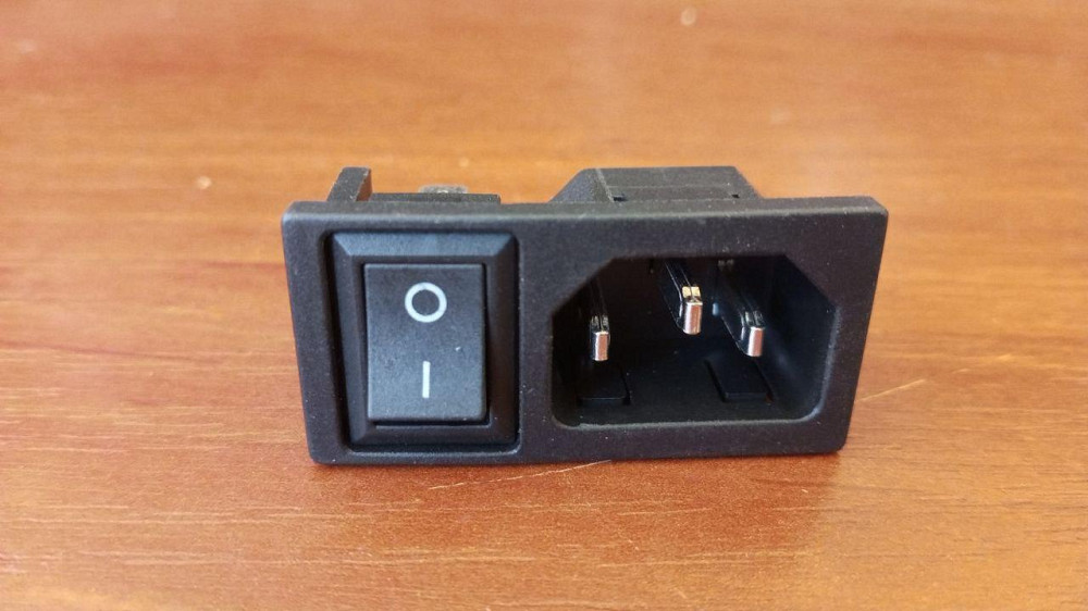 Штекер сетевой 3pin, монтажный, с клавишей, корпус пластик Полтава - изображение 1