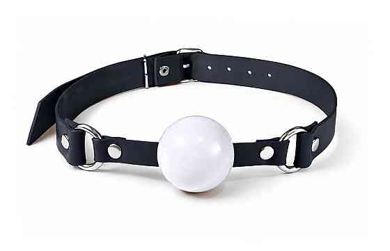 Кляп силиконовый Feral Feelings Silicon Ball Gag Black/White, черный ремень, белый шарик Sex Aura Киев